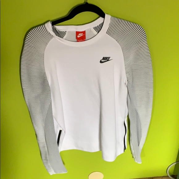 Nike Sweaters - 🖤NIKE🖤Black/White sweatshirt. Size Medium